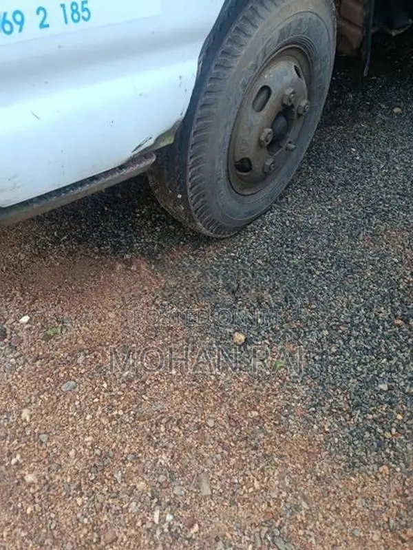Isuzu 250 2000