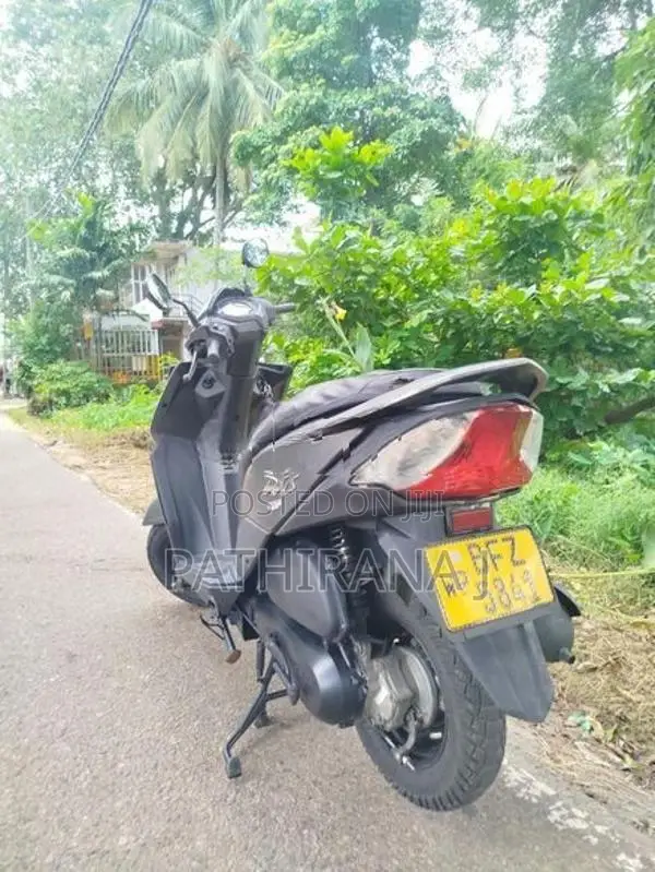 Honda Dio on light 2017
