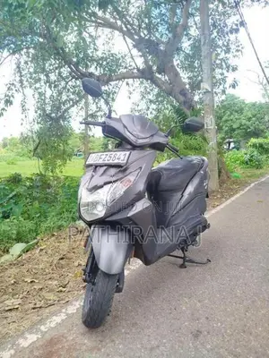 Honda Dio on light 2017