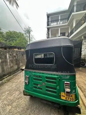 Bajaj RE 2019