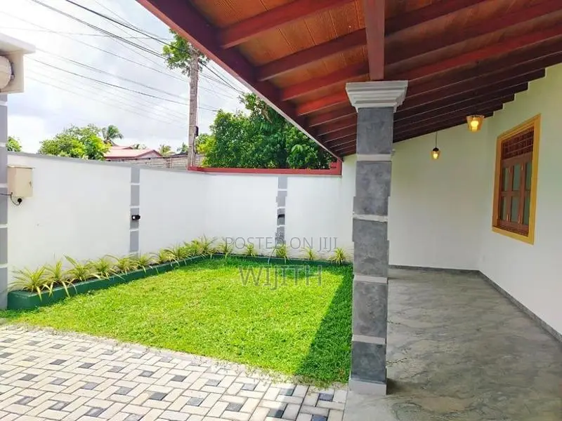 සුපරි කාමර4 දෙමහල් නිවසක් විකිනිමට කෑස්බෑව