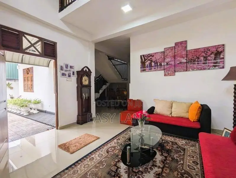 ගම්පහ - බන්ඩාරනයක විද්‍යාලය ලගින්ම දෙමහල් නිවසක්