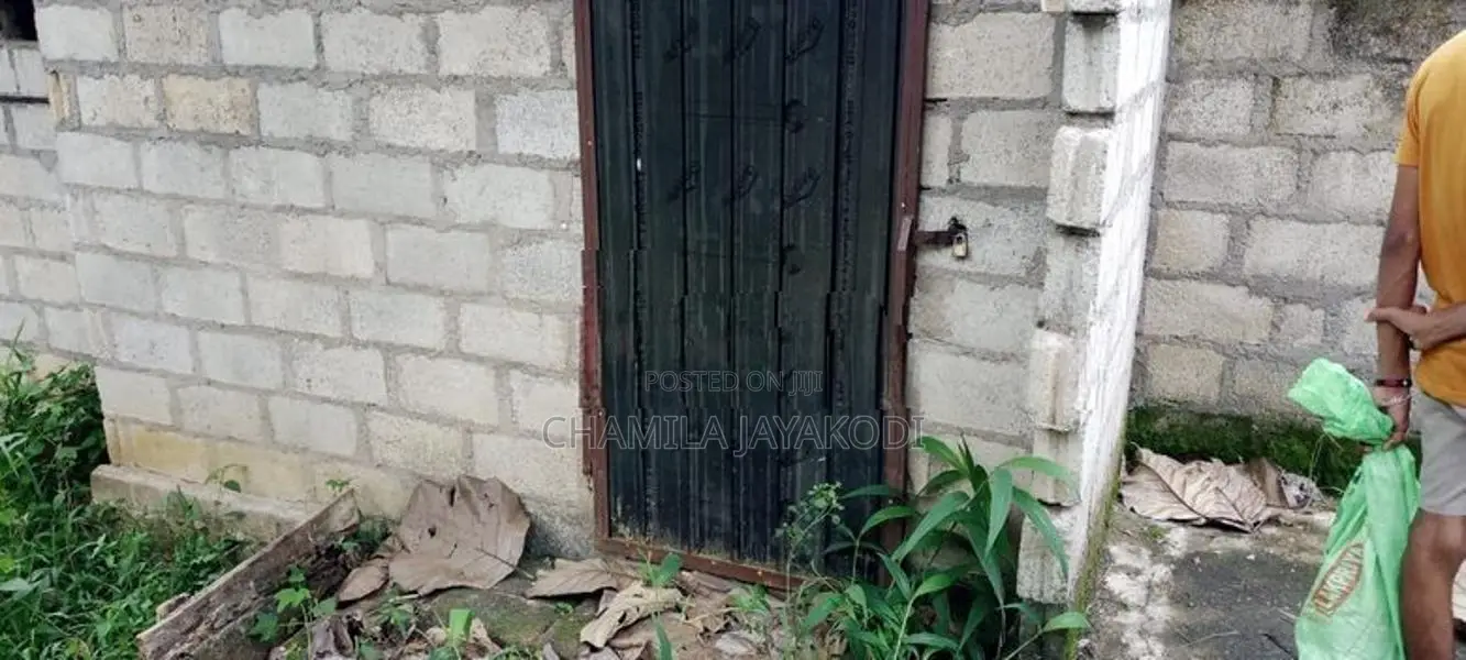 Land with House for Sale in Mawathagama