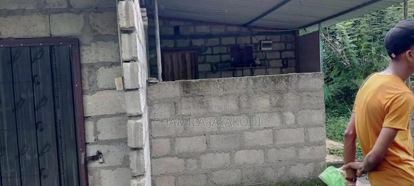 Land with House for Sale in Mawathagama