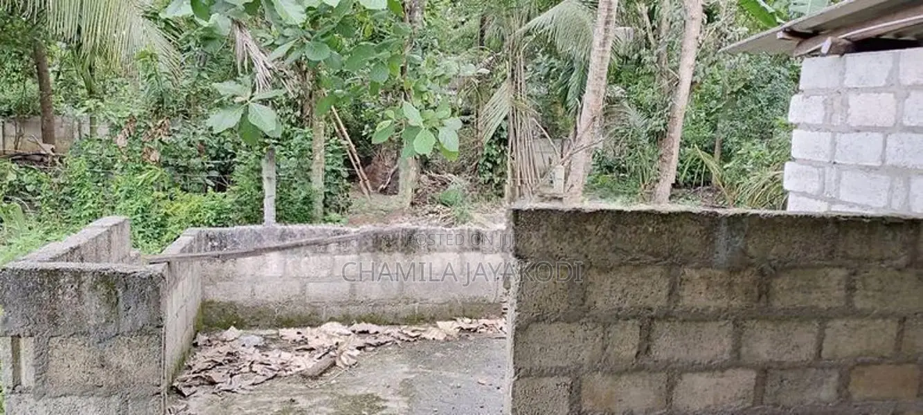 Land with House for Sale in Mawathagama