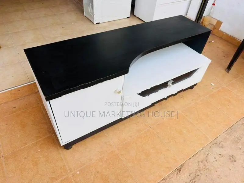 MODERN BLK AND WHITE 4ft TV STAND
