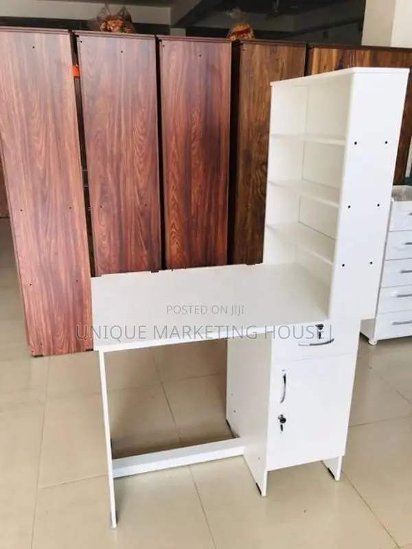 Modern Saloon Nail Table