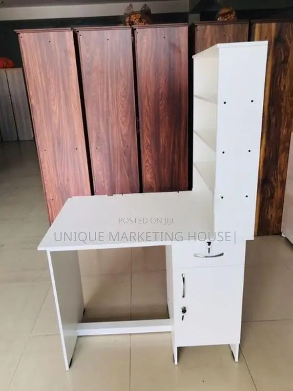 Modern Saloon Nail Table