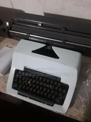 අළුත්ම තත්වයේ සිංහල ටයිප්රයිටරයක්