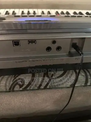 Yamaha E443 Keyboard