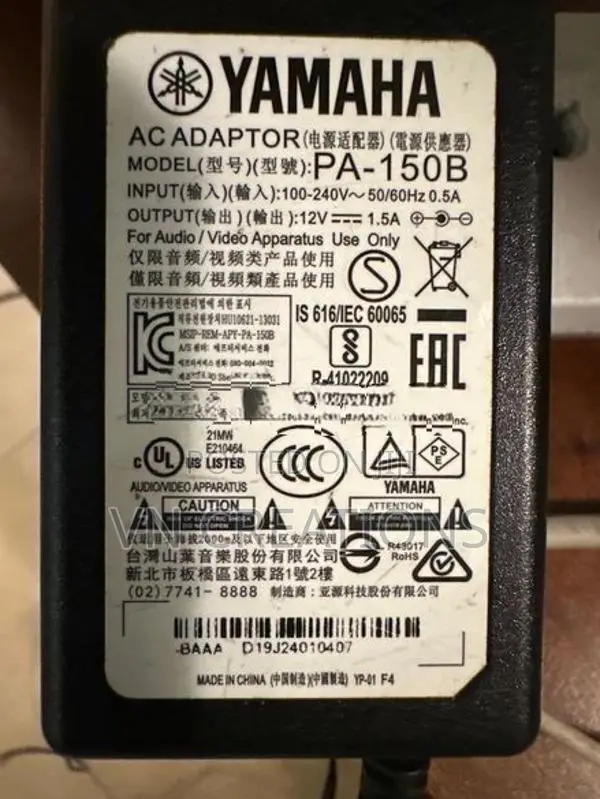 Yamaha E443 Keyboard