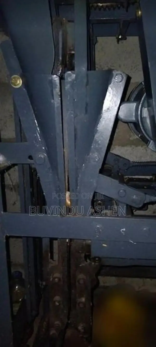 Cashew Cutting Machine