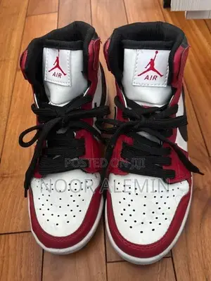 Air Jordan 1 Mid Chicago Red