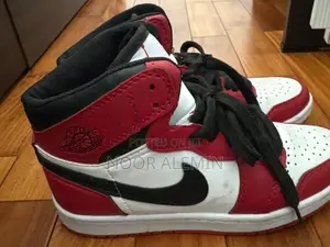 Air Jordan 1 Mid Chicago Red