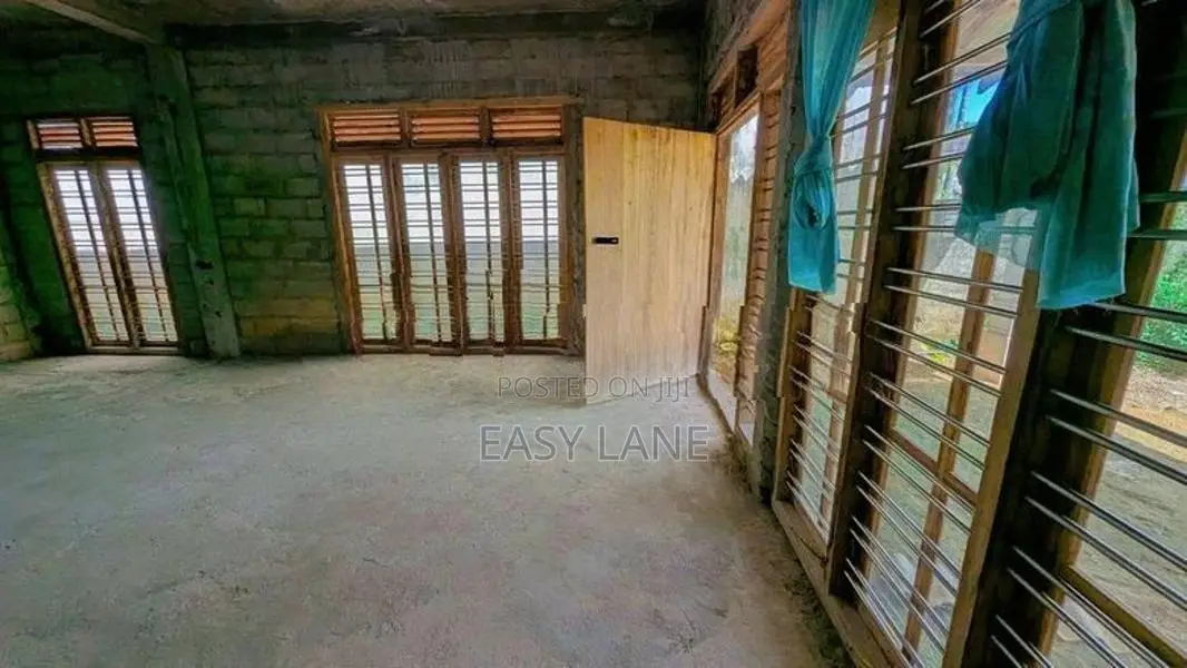 කඩවත නගරයට හා නුවර පාරට විනාඩි 10 අඩක් නිමකල නිවස