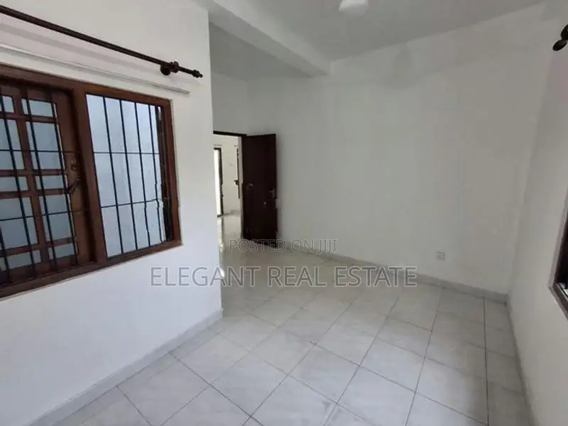 05 Bedroom Unfurnished 03 Storied House for Sale in Colombo 5 (A1780)