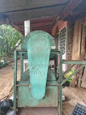 Coconut husk cutting machine