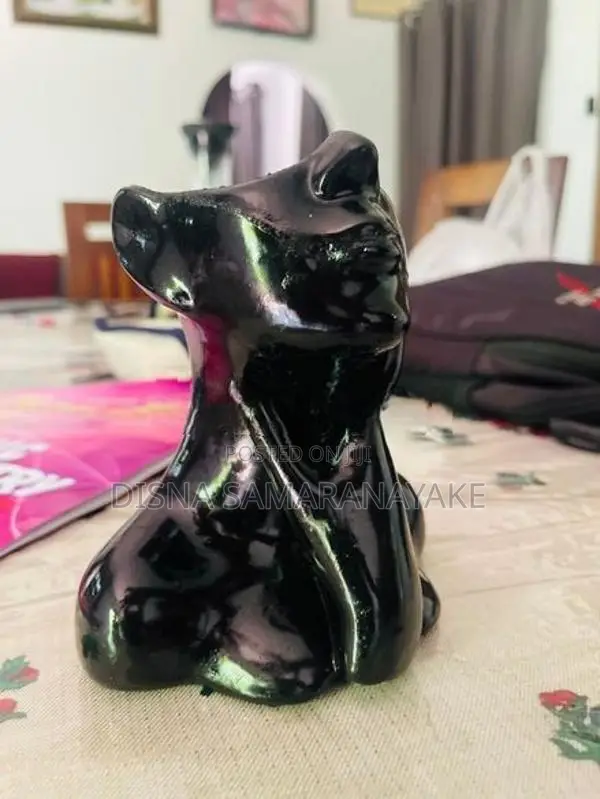 Vase showing a pain of woman