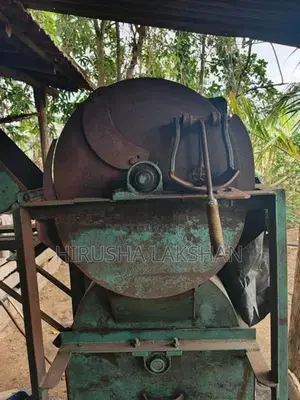 Coconut husk cutting machine