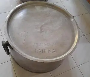 මූඩිය සහිත විශාල ඇලුමිනියම් සාස්පාන විකිණීමට ඇත.