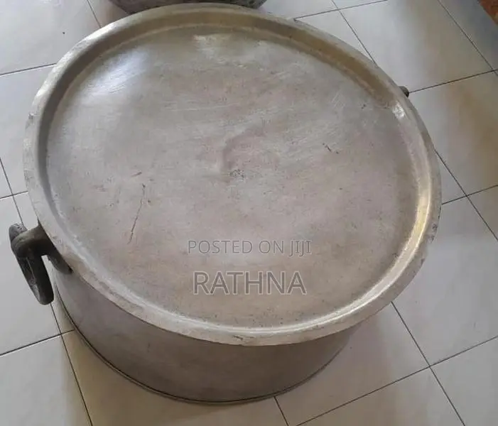 මූඩිය සහිත විශාල ඇලුමිනියම් සාස්පාන විකිණීමට ඇත.