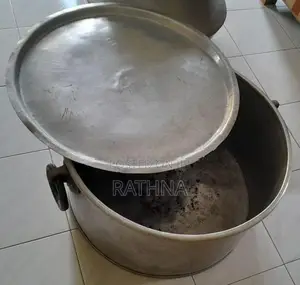 මූඩිය සහිත විශාල ඇලුමිනියම් සාස්පාන විකිණීමට ඇත.