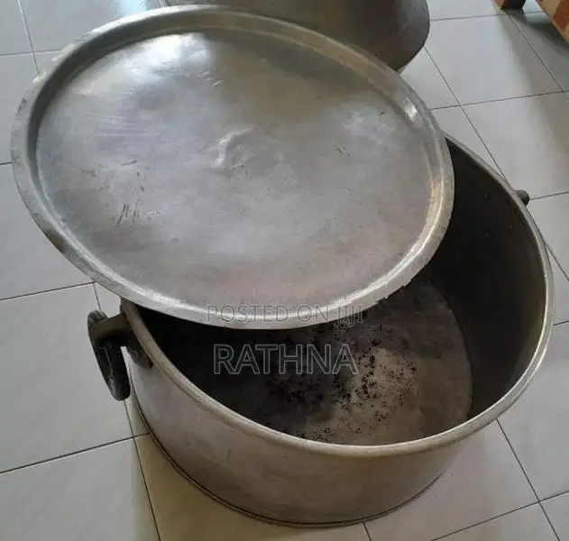 මූඩිය සහිත විශාල ඇලුමිනියම් සාස්පාන විකිණීමට ඇත.