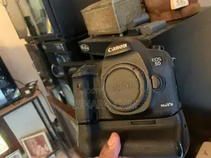 canon 5D mark 3 DSLR lens battery grip