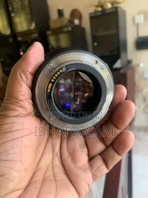 canon 35mm F1.4 L DSLR lens