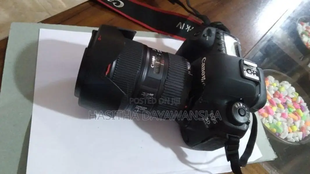 5D Mark 4 cam with lense