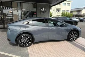 Toyota Prius Z PHV 2025