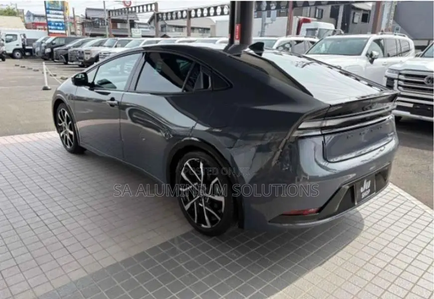 Toyota Prius Z PHV 2025