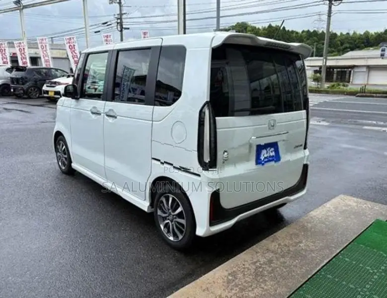 Honda N-Box Custom 2024