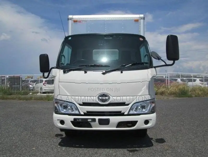 Hino Dutro 2024