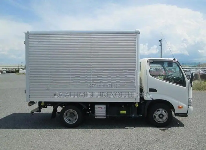 Hino Dutro 2024