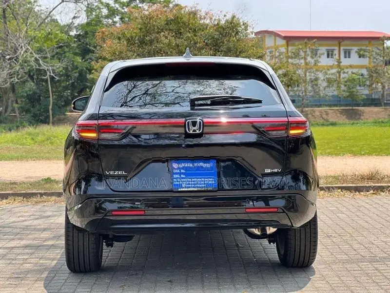 Honda Vezel Z Play Moon Roof 2025