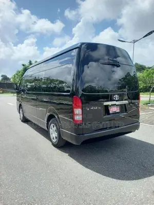 Toyota GDH Black 2023
