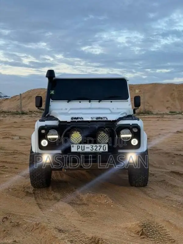 Land Rover Defender 2012