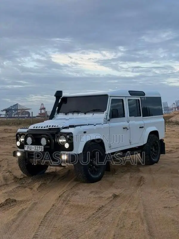 Land Rover Defender 2012