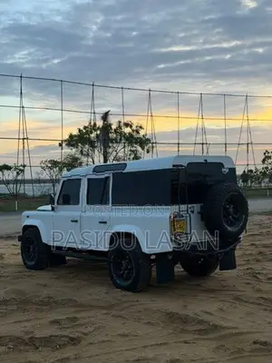 Land Rover Defender 2012