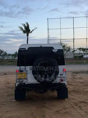 Land Rover Defender 2012
