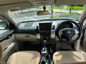 Mitsubishi Montero 2012