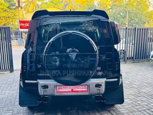 Land Rover Defender P300 HSE 7 Seater 2023