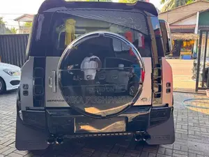 Land Rover Defender P300 HSE Urban 2023