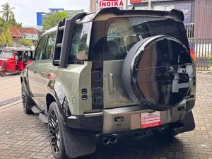 Land Rover Defender P300 X Dynamic SE 2025