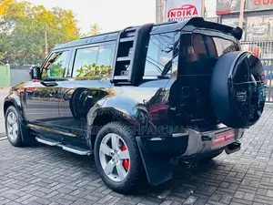 Land Rover Defender P300 HSE 7 Seater 2023