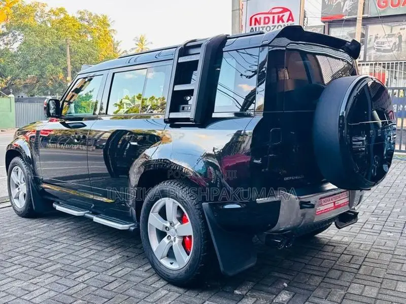 Land Rover Defender P300 HSE 7 Seater 2023