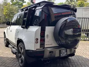 Land Rover Defender P300 X Dynamic SE 2025