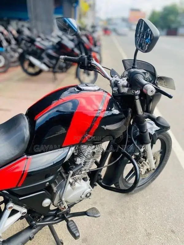 Bajaj V15 2016