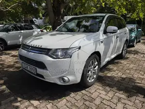 Mitsubishi Outlander G Navi PHEV 2014
